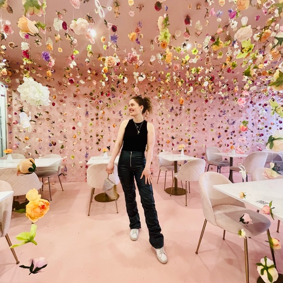 ✨Meet your Posher: 🌈Julia🌈 ✨ - Picture 1 of 2